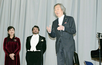 作曲した校歌の歌い方を指導する小林さん（右）と、村田孝高さん（中央）、池田理代子さん
