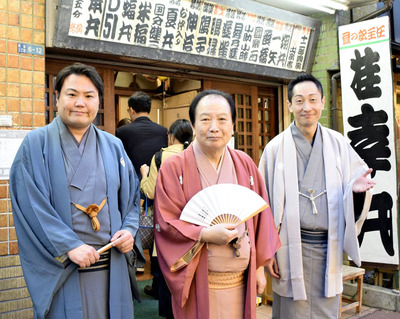 私（中央）と弟子の夏丸（右）と翔丸。タイプが真逆の２人で「十人十色」とはよく言ったものです。周りの後輩を見ても、それぞれに長所、短所があります。それが落語家の芸風にもつながるのでしょう