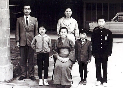 幼少期の私（右）。きょうだいの節目には必ず写真を撮っていました。父は１０年ほど前に亡くなりましたが、９３歳になった母は実家で弟夫婦と元気に暮らしています