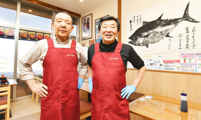 店内で笑顔を見せる店主の高木さん（右）とオーナーの森田さん。最高のマグロを全国から仕入れている（矢内靖史撮影）