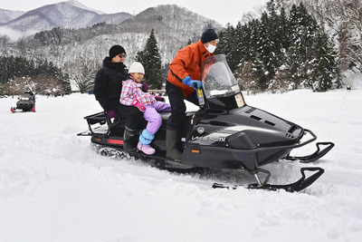 雪上を突き進むスノーモービル＝会津若松市・芦ノ牧温泉スノーパーク（吉田義広撮影）