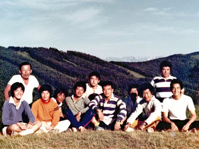 天王寺高ラグビー部の仲間と写真に納まる私（前列中央右）。ラグビーに出合い、体も心も鍛えられた