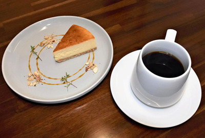ハンドドリップコーヒーのイチノイチブレンド（右、５８０円）とチーズケーキ