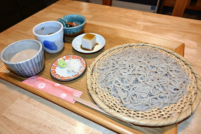 つゆとくるみだれの２種類が楽しめる満足度の高いくるみだれ蕎麦（１３６０円）
