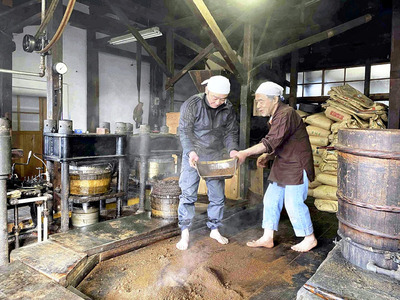 平出さん（右）から油搾りを教えてもらう私。平出さんの油を待つ多くのファンのため、味をつないでいきたい