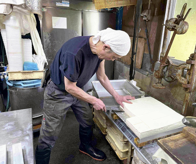 豆腐作りに向き合う私。豆腐好きを一人でも増やすため、よりおいしい商品を作っていきたい
