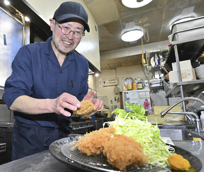 名物のトンカツを調理する野木さん。「お値段以上の満足感を出していきたい」と語る（石井裕貴撮影）