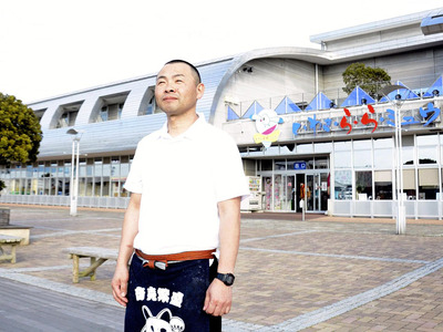 「おふくろはいつもにこやかだった」と話す新妻篤さん。料理好きだった母光子さんの影響で飲食店を経営する