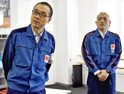 デブリの試験的取り出しに携わった中川さん（左）と横川さん