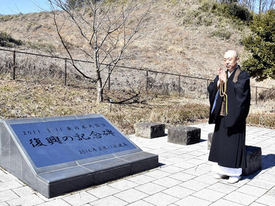 県内内陸部で最大の人的被害となった土砂崩れの現場。竹貫さんは「同じ地域に住む者として、弔い続ける」と故人を供養する＝白河市