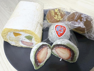 （左奥から時計回りに）城北ロールフルーツ（１３００円）、チーズどら焼き（１６０円）、どら焼き（１３０円）、いちご大福（２５０円）