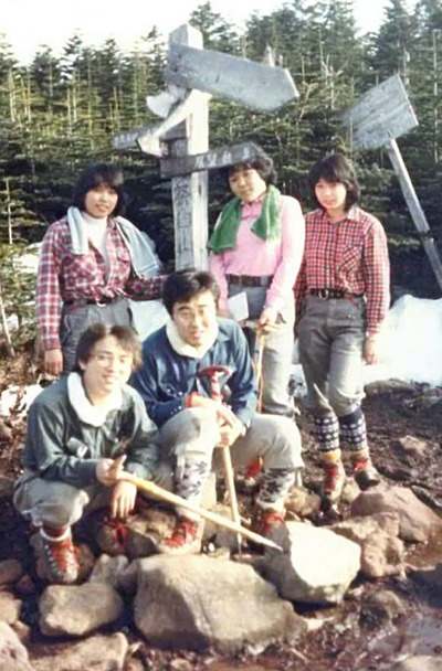 大学時代、理科学研究会のメンバーと共に登山を楽しむ私（後列中央）。変化に富む自然など、すでにこの頃から福島ファンだった