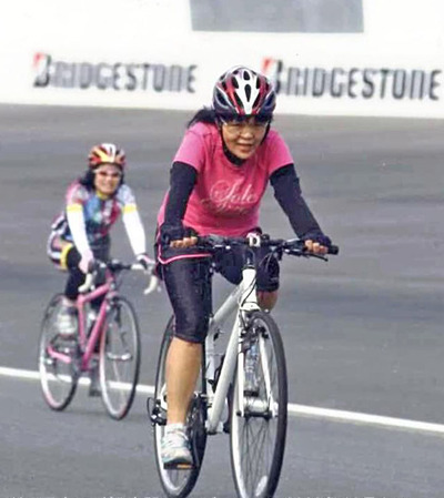 仲間とチームを作って参加した茂木サーキットでの耐久レース。ピットインする度に仲間が温かく迎えてくれる感覚に魅了されたことが週末自転車ピット開設のきっかけになった