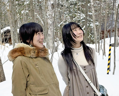雪に覆われた木々を見上げるなづなさん（右）と由紀さん