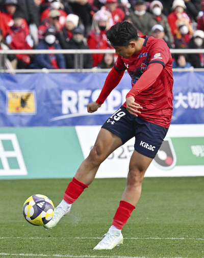 【いわき―鳥栖】後半６分、同点ゴールを決めるいわきのＭＦ大西＝ハワイアンズスタジアムいわき