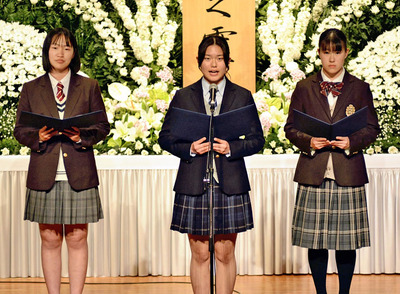 若者のことばで復興の担い手になることを誓った（左から）林さん、康さん、辻本さんの３人＝福島市・パルセいいざか