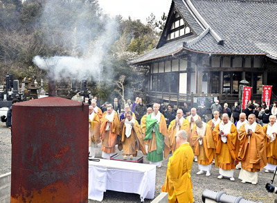 焼却炉でおたき上げされる津波遺留品＝いわき市平薄磯地区