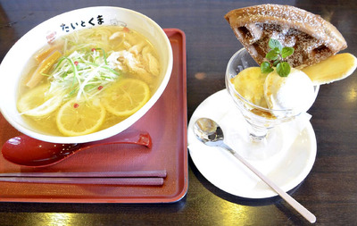 「奇跡のレモンらーめん」（左）と「くまッフルミニパフェ（奇跡のメープルワッフルパフェ）」のセット（１３００円）