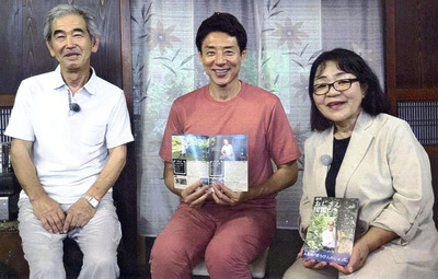 昨年７月には松岡修造さん（中央）から取材を受けた私（右）。岩代おじさんの快進撃は続き、今月９日にはおじさん図鑑宣言採択と新たな局面を迎えた