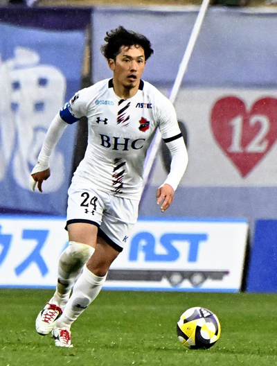 【藤枝―いわき】前半で負傷交代したいわきのＤＦ遠藤に代わり、キャプテンマークを付けたＭＦ山下。後半の攻勢の一翼を担った＝藤枝総合運動公園サッカー場