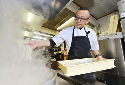 そばをゆでる光則さん。「お客さんに楽しんでもらうために常に研究している」という