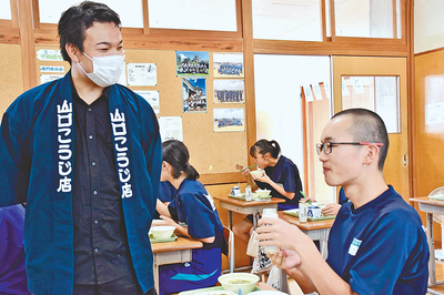 甘酒のおいしさを中学生に伝える私（左）。長い歴史のある発酵食品の魅力を多くの人に伝えていきたい