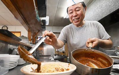 手際よく料理をする新田さん。「お客さんが満足してくれればいい」という思いで腕を振るう