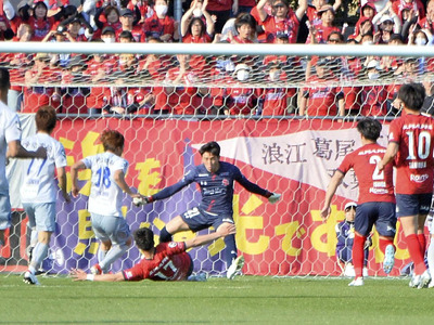 【いわき―今治】後半、体を張ってゴールを守るいわきのＧＫ松本ら＝ハワイアンズスタジアムいわき