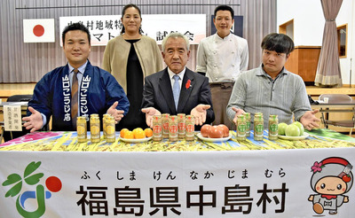 トマト甘酒をＰＲする私（前列左）。これからも食品ロス問題など、さまざまな課題に発酵食品の力を使って挑戦していきたい