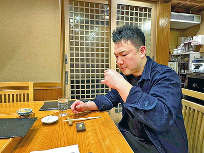 日本酒を口にする私。一日の終わりにお酒を飲む時間が大好きで、毎日の楽しみになっている