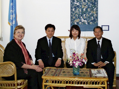 政府開発援助（ＯＤＡ）を担当し、ラオスで国際協力機構（ＪＩＣＡ）のプロジェクトを視察した時の私（中央右）。この出張後、寿退職した