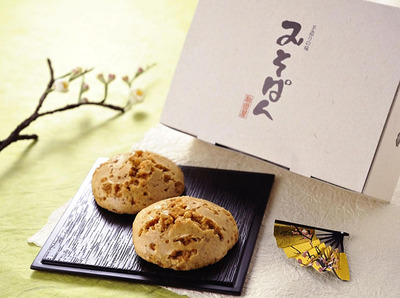 みそぱん１個１１９円。チーズ入りは１個１４０円。電子レンジで２０～３０秒温めてもおいしい
