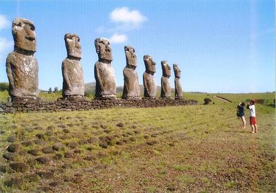 農林水産省を退職し福島に転入するまで２カ月間、世界８カ国を巡る新婚旅行に出かけた。チリのイースター島は私（左）と夫が行ってみたい場所だった