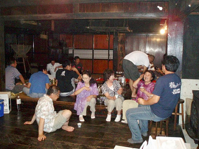 南会津の古民家での楽しいひととき。地元産のコメやトマト、アスパラガスのおいしさに感動した