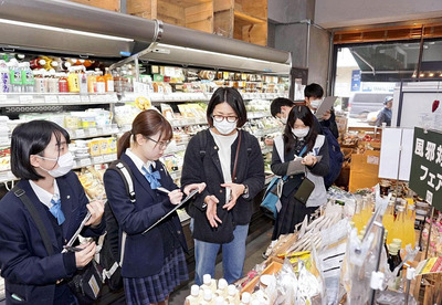高校生と店舗見学する私（左から３人目）。ブリッジフォーフクシマでは、農業高校の商品開発事業に携わった