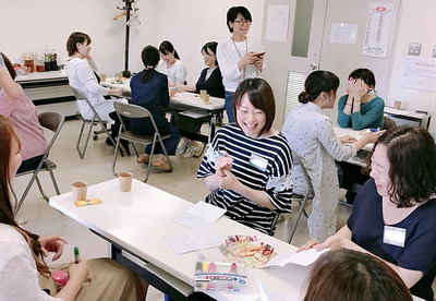 ｔｅｎｔｅｎのワークショップの一場面。県産品を使ったパン作りやキャンドル作りなど、地元ならではの体験を企画している