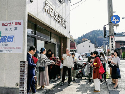 地元商店街を巡るツアー。みんなで入れば怖くない。後日、ツアーの様子や商店街の紹介をまとめたマップを製作、配布している