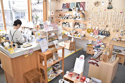福島の伝統工芸品やお菓子などを集めたｅｎｔの店内。３月には送別の記念品を購入する多くの方にご来店いただいた