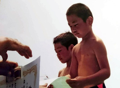 水泳大会で表彰を受ける私（右）。さまざまなスポーツで体を動かすことが大好きだった