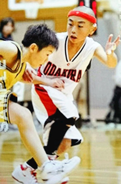 スポ少時代の私（右）。しつこいディフェンスで相手のエースを抑えることが得意だった