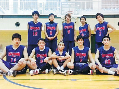 埼玉県のデフバスケットボールチームに所属していた私（前列中央）。大人に交じってプレーしていた