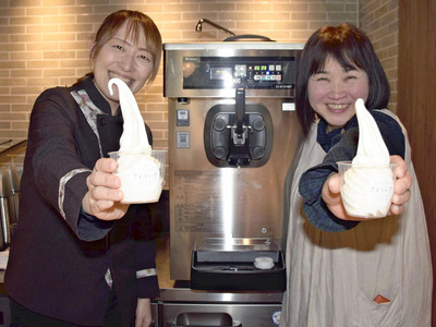 「ぜひ地元生乳のおいしさを味わってほしい」と話す千葉社長（右）