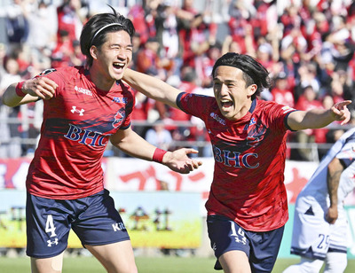 【いわき―大宮】後半１４分、チーム２点目を決め、仲間と喜ぶいわきのＤＦ堂鼻〈４〉。今季ホーム戦初勝利で３連勝を飾った＝ハワイアンズスタジアムいわき