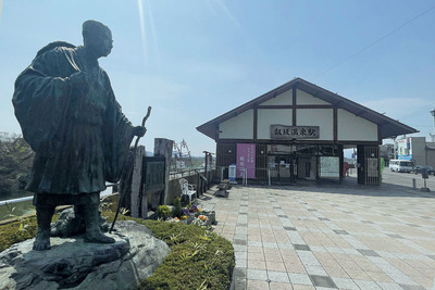 松尾芭蕉の像がある飯坂温泉駅から散歩スタート