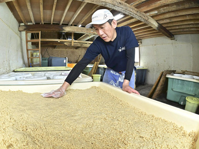 仕込み作業をする若松さん。手作りへのこだわりが強い
