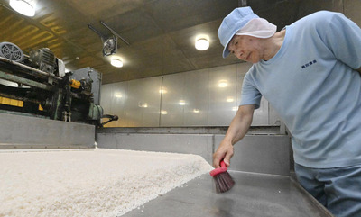 製麹室で仕込み作業をする従業員。「うまさの原点はこうじ造りにある」と感じている