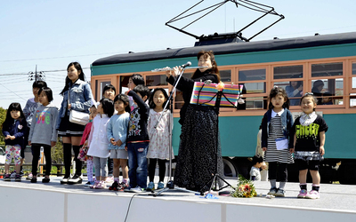 修復したチンチン電車のお披露目イベント。会場では、がれきに絵を描くイベントや楽器の演奏も行われ、大勢の子どもたちが楽しんでくれた
