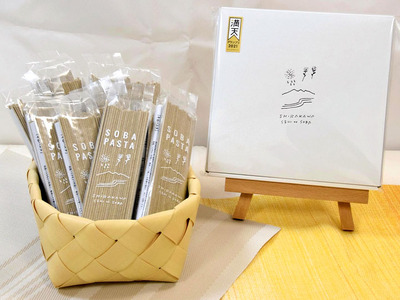 そばの風味とパスタの食感が楽しめる「そばパスタ」（１袋３９０円、４袋入り１箱１７００円）
