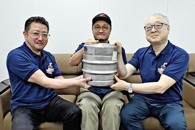 来場を呼びかける（左から）五十嵐実行委員長、赤間さん、菅野さん