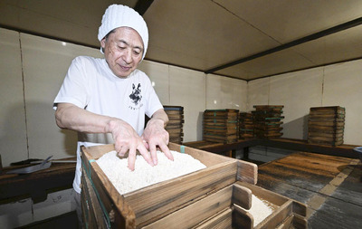糀箱で溝切りをする石橋さん。職人の技が光る